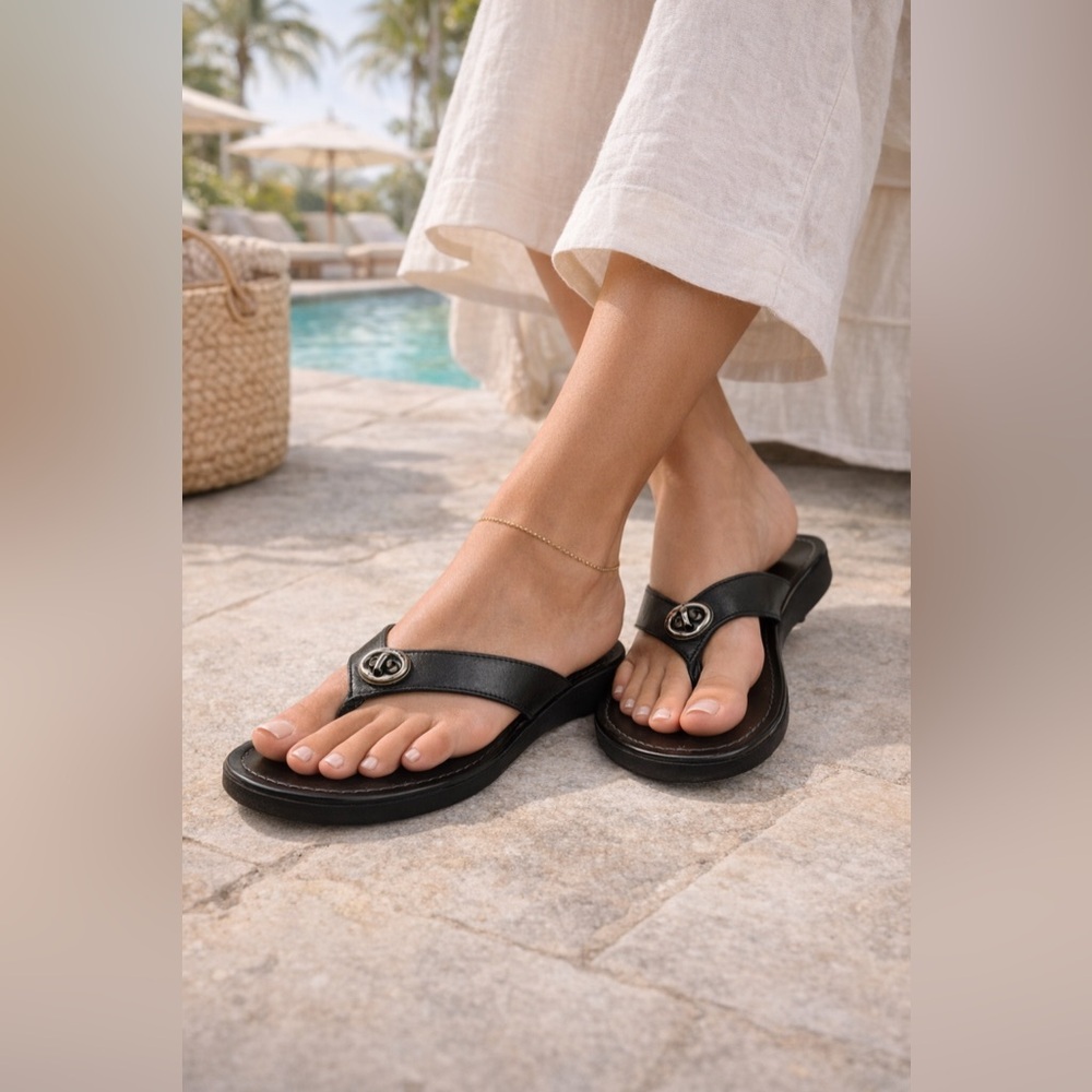 Coach Shelly Black Leather Thong Sandals Turnlock Charm Flip Flops Size 7.5B